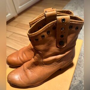Frye Amelia Grommet Brown Leather Western Short
Ankle Boots Booties Size 6/5